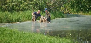 Здесь рыба есть. Эн+ выпустил в реку Белую 30 тысяч мальков хариуса