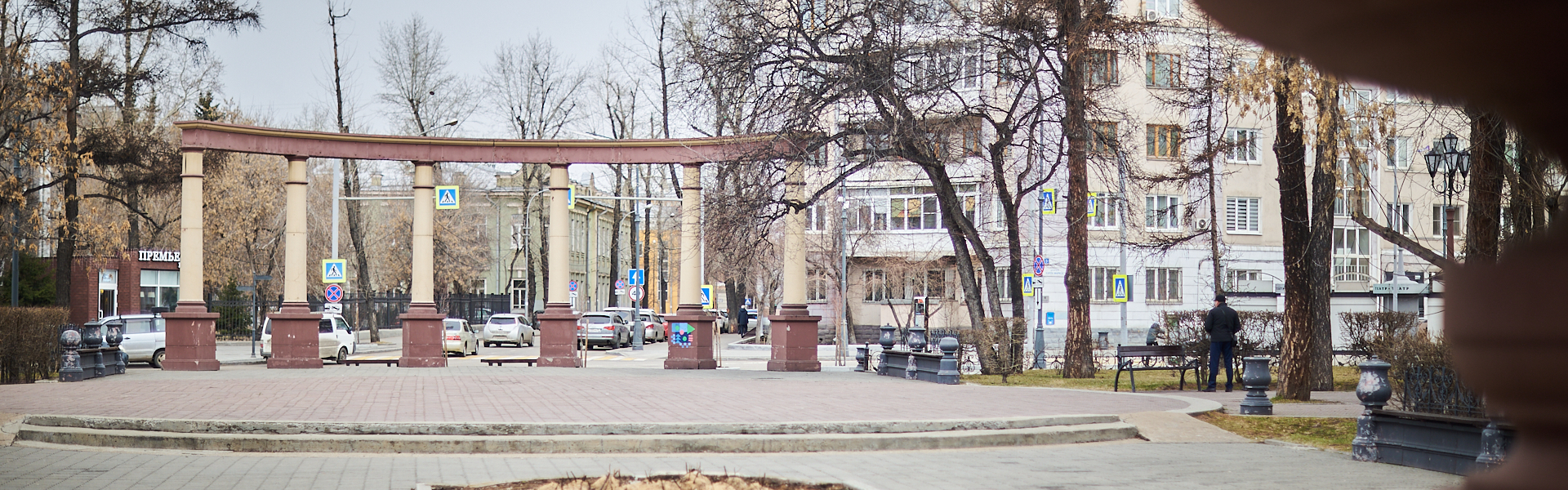 Сломанные скамейки и треснувший фонтан. Как выглядят скверы возле драмтеатра в Иркутске