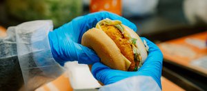 Фаворит меню: как производят котлеты из креветок для нового бургера во «Вкусно — и точка»
