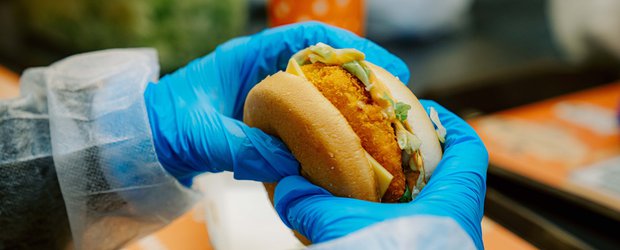 Фаворит меню: как производят котлеты из креветок для нового бургера во «Вкусно — и точка»