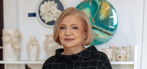 Фарфор в ее руках превращается в произведение искусства. Интервью с художницей Натальей Печёнкиной