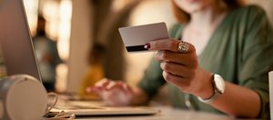 Как не откладывать важные покупки: кредитная карта с 20 лет