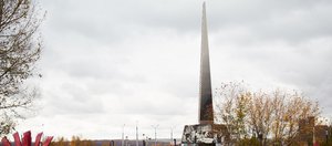 Что изображено на панно иркутской стелы «Город трудовой доблести»?