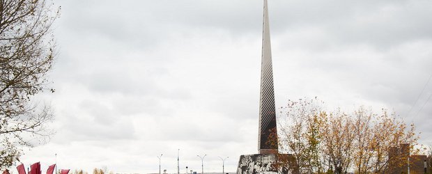 Что изображено на панно иркутской стелы «Город трудовой доблести»?