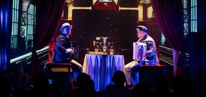 Двое в купе: шоу-мюзикл баянистов «Паровоз хитов» в Иркутске — история о том, как музыка превращает случайных попутчиков в настоящих друзей