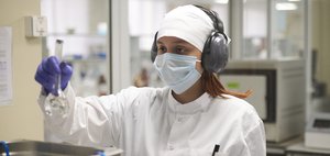 Стажёр сегодня – хороший специалист завтра: как устроена система наставничества для химиков в Фармасинтез