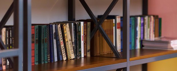 Что почитать на новогодних каникулах: обзор книг от команды IRK.ru