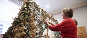 «Чужих сыновей не бывает»: волонтеры из Маркова приближают победу иголкой и ниткой