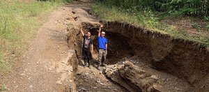 События недели: мишки на севере, динозавр во дворе дома и отрезанные от цивилизации люди