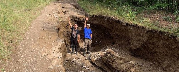 События недели: мишки на севере, динозавр во дворе дома и отрезанные от цивилизации люди