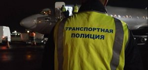 События недели: фейк про бензин, мясо медуз и пьяная драка в самолете