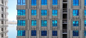 Спастись от ультрафиолета и сохранить тепло в квартире: ГОРСТРОЙ приступил к монтажу окон в КД «RIVERANG»