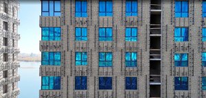 Спастись от ультрафиолета и сохранить тепло в квартире: ГОРСТРОЙ приступил к монтажу окон в КД «RIVERANG»