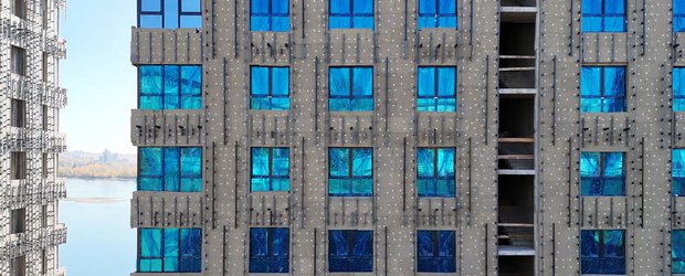 Спастись от ультрафиолета и сохранить тепло в квартире: ГОРСТРОЙ приступил к монтажу окон в КД «RIVERANG»