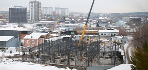 «Нам любоваться на кирпичную стену?»: жители домов на Безбокова боятся соседства с новой высоткой