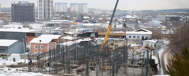 «Нам любоваться на кирпичную стену?»: жители домов на Безбокова боятся соседства с новой высоткой