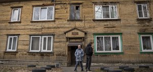 «Сложится, как картонный домик»: жильцы ветхого дома вблизи Кайских резервуаров боятся предстоящей стройки