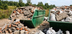 Не для кирпичей и бетона: как строительный мусор в баках мешает работе спецтехники в Иркутской области