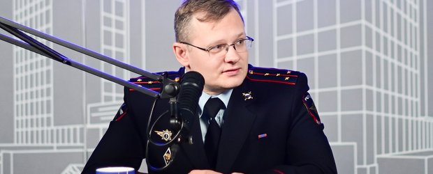 Потери миллиардов рублей, поджоги и фото могил военных. Полицейский — о мошенниках и их схемах