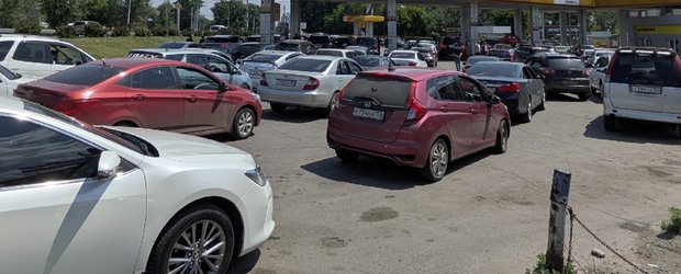 «В СССР такого не было»: журналист IRK.ru пообщался с теми, кто ждет очереди на заправке
