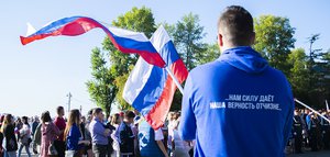 Мира, добра и благополучия. Поздравления с Днем российского флага