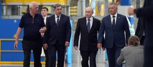 Посетил авиазавод и оставил автографы — о визите Владимира Путина в Иркутскую область