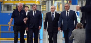 Посетил авиазавод и оставил автографы — о визите Владимира Путина в Иркутскую область