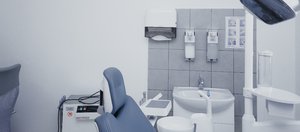 Спасти нельзя удалить: как стоматологи решают судьбу разрушенного зуба