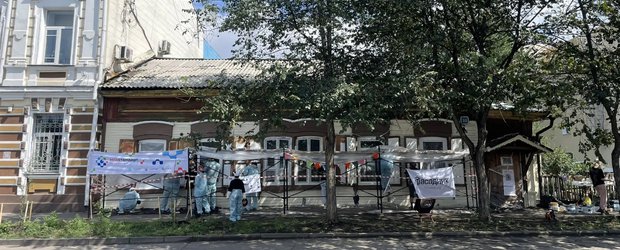 «Человек красит место»: девиз группы компаний «МедСтандарт» на «Фасаднике»