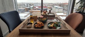 Дегустируем блюда в ресторанах фудхолла Eat Market: что можно поесть?