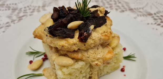 К новогоднему столу: курица в сметанном соусе с миндалём и черносливом