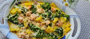 Запеканка из красной рыбы и овощей: вкусно провожаем лето