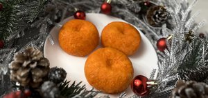 Эффектный салат на новогодний стол: готовим «мандарины» из доступных продуктов