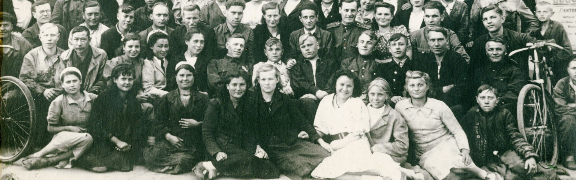 Коллектив цеха №100 завода №39 имени Сталина. Фото из архива музея ИАЗ