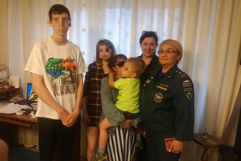 в иркутске мужчина с ребенком на руках хочет выпрыгнуть с балкона многоэтажки на улице советской. Смотреть фото в иркутске мужчина с ребенком на руках хочет выпрыгнуть с балкона многоэтажки на улице советской. Смотреть картинку в иркутске мужчина с ребенком на руках хочет выпрыгнуть с балкона многоэтажки на улице советской. Картинка про в иркутске мужчина с ребенком на руках хочет выпрыгнуть с балкона многоэтажки на улице советской. Фото в иркутске мужчина с ребенком на руках хочет выпрыгнуть с балкона многоэтажки на улице советской