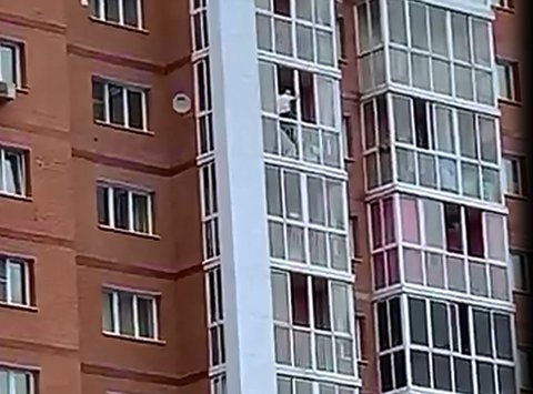 в иркутске мужчина с ребенком на руках хочет выпрыгнуть с балкона многоэтажки на улице советской. Смотреть фото в иркутске мужчина с ребенком на руках хочет выпрыгнуть с балкона многоэтажки на улице советской. Смотреть картинку в иркутске мужчина с ребенком на руках хочет выпрыгнуть с балкона многоэтажки на улице советской. Картинка про в иркутске мужчина с ребенком на руках хочет выпрыгнуть с балкона многоэтажки на улице советской. Фото в иркутске мужчина с ребенком на руках хочет выпрыгнуть с балкона многоэтажки на улице советской