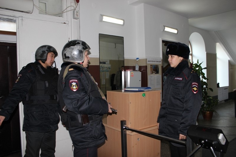 фото сотрудников полиции. полиция мвд россии. полиция проверяет школы. полицейская школа роста. охрана работа южноуральск.