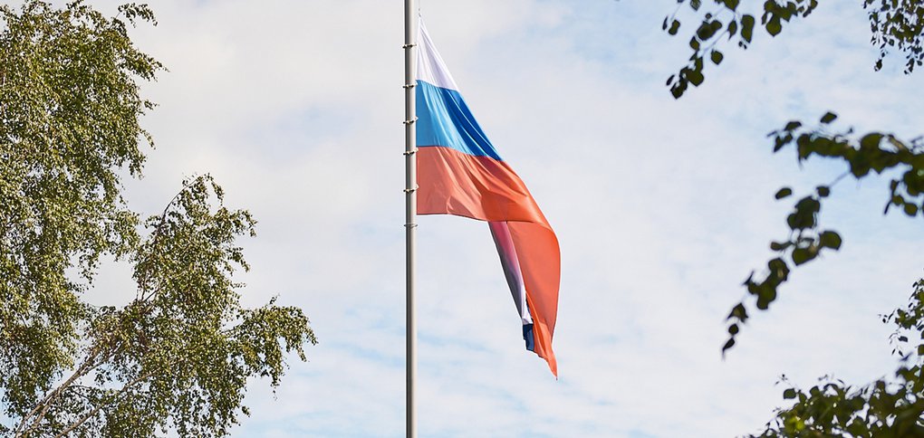 В День флага на него подняли российский триколор.