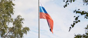 В Иркутске у школы № 4 торжественно открыли 17-метровый флагшток