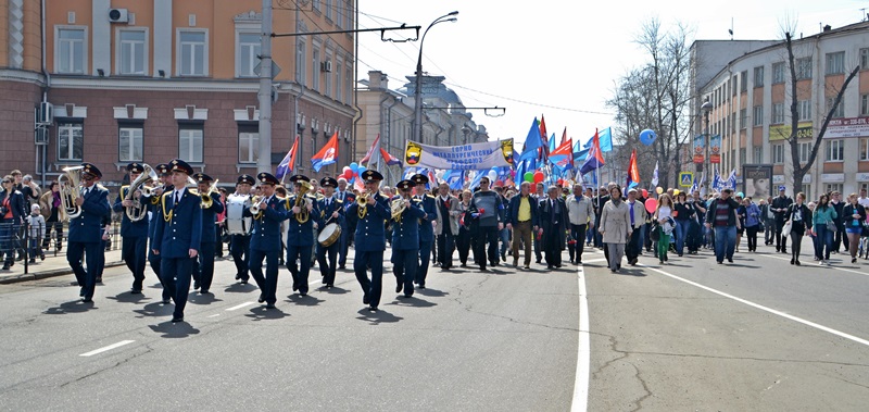 1 мая в Иркутске традиционно состоялось праздничное шествие. В мероприятии принял участие губернатор Сергей Ерощенко.