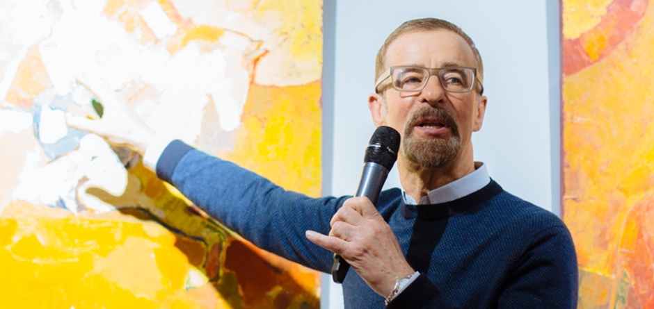 Художница работает в различных жанрах: пейзаж, натюрморт, портрет.