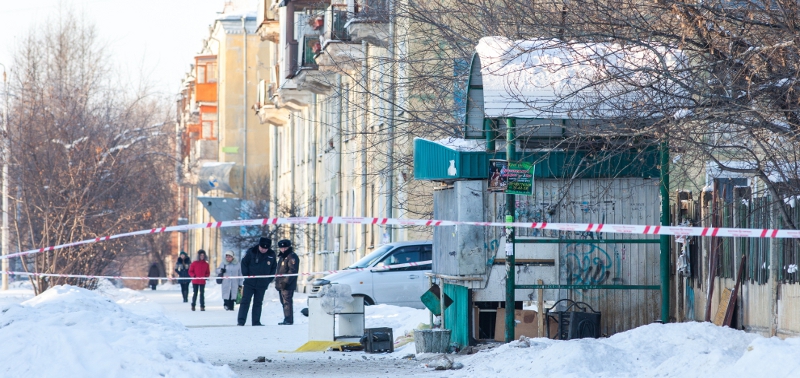 ЧП произошло утром на автобусной остановке в 211 квартале, пострадали два человека.