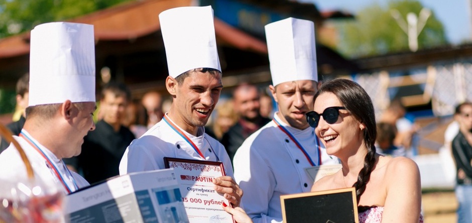 Команды ресторанов готовили блюда на открытом огне.