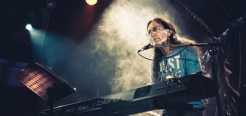 Легендарный музыкант, бывший участник рок-группы «Uriah Heep» рассказал поклонникам, как рождаются его песни.
