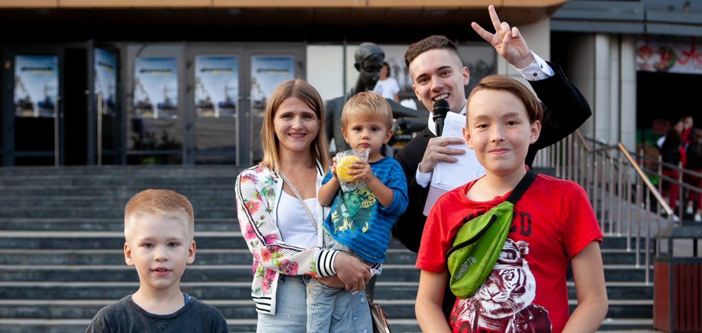 На площади перед кинотеатром «Баргузин».