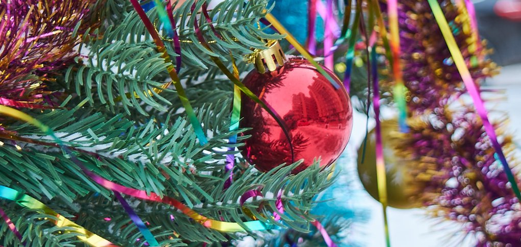 Присылайте фото, как украшен ваш двор, на нашу почту.