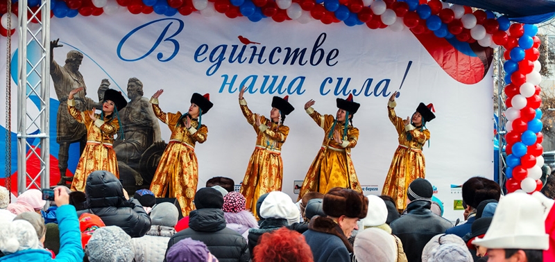 Праздник в Иркутске отметили большим концертом в сквере Кирова.