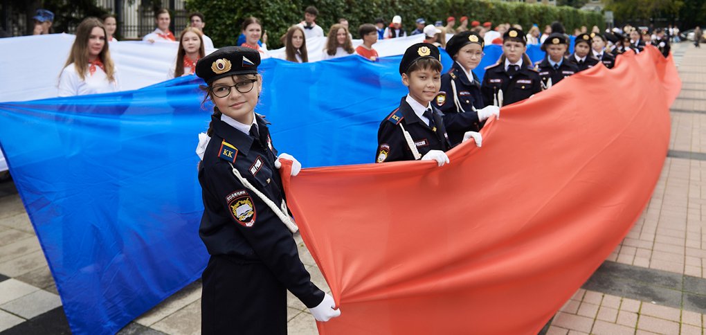 На площади у Вечного огня развернули 25-метровый триколор.