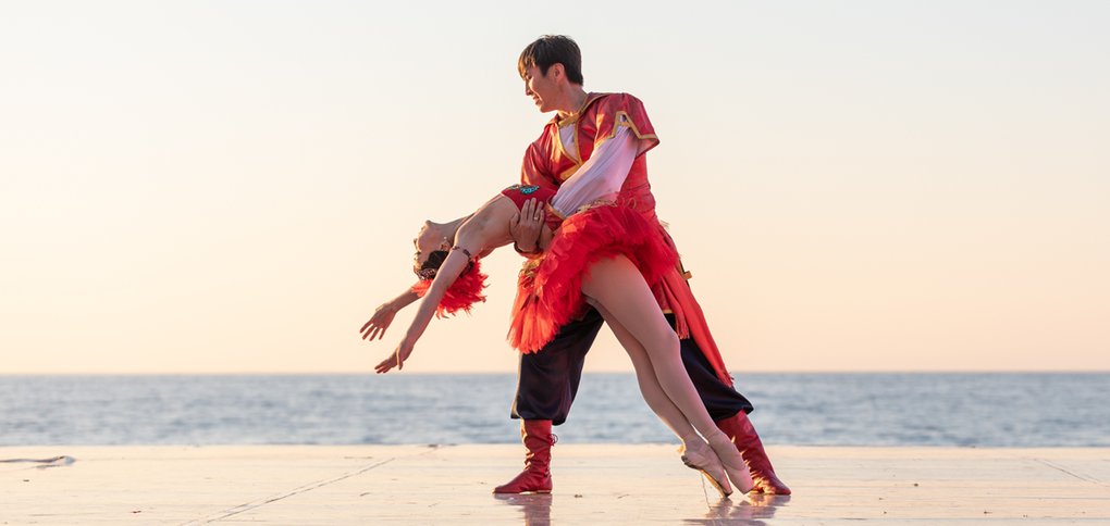 Танцоры исполнили отрывки из классического наследия и номера современной хореографии.