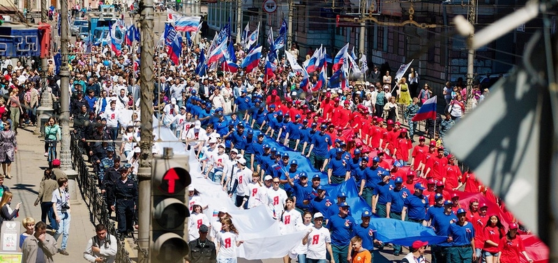 По улице Ленина прошли участники акции «Живой флаг» с 50-метровым российским триколором.